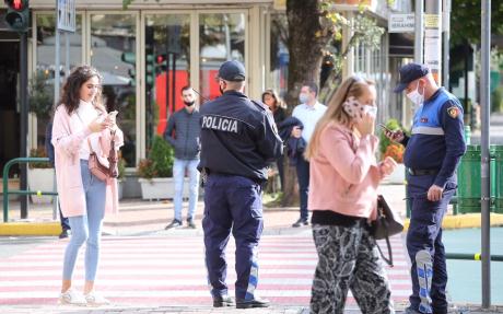 Ndryshojne masat anti Covid: Nga maska tek zhvendosja e ores policore